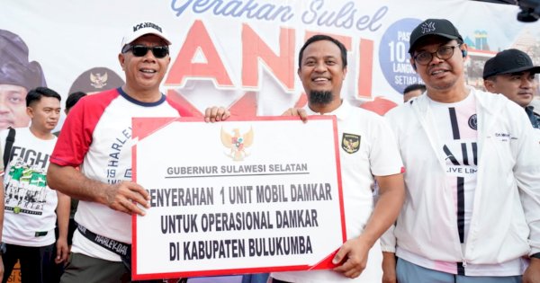 Andi Sudirman Serahkan satu Unit Mobil Damkar ke Pemda Bulukumba