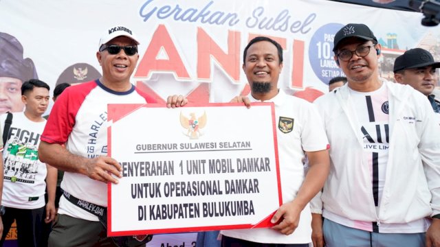 Gubernur Sulawesi Selatan, Andi Sudirman Sulaiman saat menyerahkan bantuan 1 unit mobil pemadam kebakaran (Damkar) kepada Pemerintah Kabupaten Bulukumba.