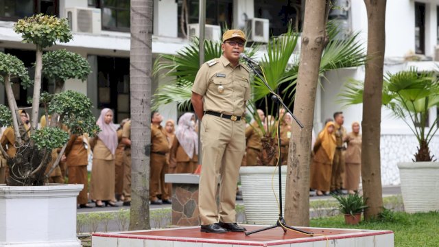 Wali Kota Makassar Moh Ramdhan ‘Danny’ Pomanto saat memimpin Apel Pagi Pemkot Makassar di Halaman Balaikota, Senin (31/10/2022).