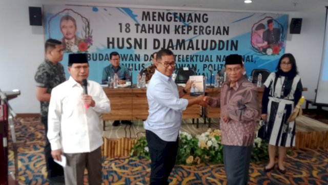 Pj Gubernur Sulawesi Barat (Sulbar), Akmal Malik (tengah) saat mengenang 18 tahun wafatnya budayawan dan intelektual nasional, Husni Djamaluddin sekaligus bedah buku berjudul "Berjuang Sampai Energi Terakhir", yang dilaksanakan di Hotel D'maleo, Makassar, Rabu (19/10/2022).