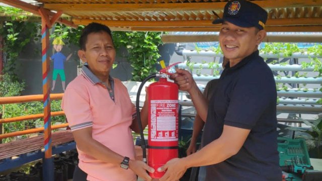 Potret Dinas Pemadam Kebakaran (Damkar) Makassar menyalurkan Apar (Alat Pemadam Kebakaran) di lorong wisata yang tersebar di 15 kecamatan se - kota Makassar. 