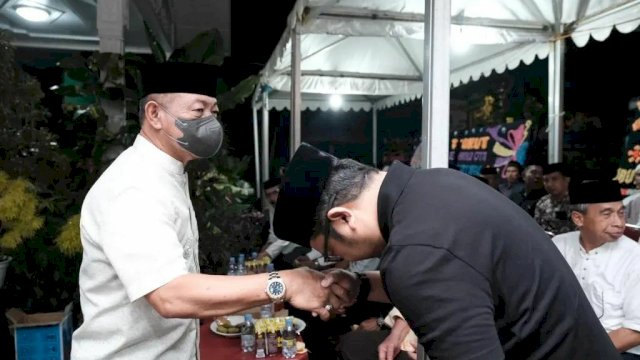 Darmawangsyah Muin mencium tangan Abdul Rauf Mallagani Kr Kio. (Foto: Instagram) 