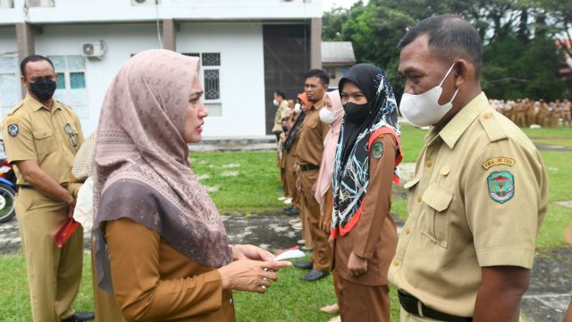 Sebanyak 32 kendaraan operasional dinas diserahkan oleh Bupati Luwu Utara, Indah Putri Indriani saat memimpin apel pagi, pada Senin (03/10/2022) di lapangan upacara Kantor Bupati Luwu Utara.