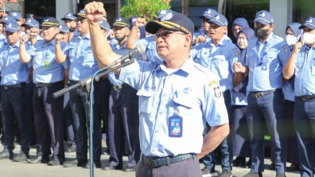 Direktur Utama Perumda Air Minum Kota Makassar, Beni Iskandar saat memimpin apel pagi di lapangan upacara Perumda Air Minum Kota Makassar jl. Ratulangi, Senin (3/10/2022). 