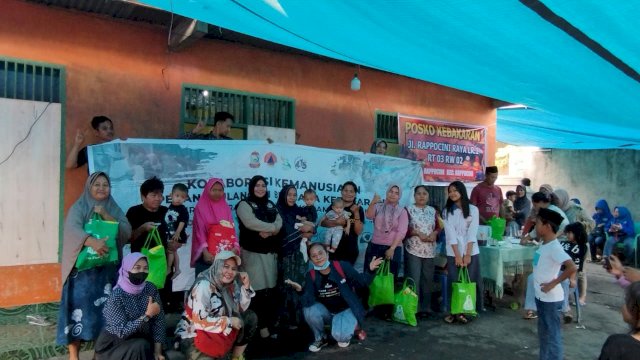 Alfamart bekerja sama dengan Forum Kemanusiaan Kota Makassar menyerahkan bantuan kepada warga korban kebakaran di wilayah Rappokalling dan Rappocini, pada Senin (3/10/2022).