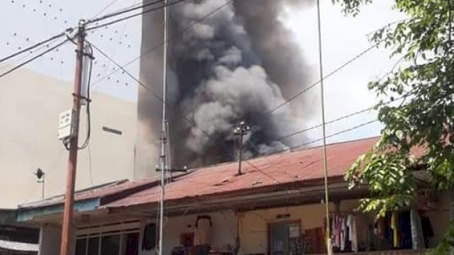 Penampakan rumah warga yang terbakar di Jalan Kangkung Timur, Kelurahan Tompo Balang, Kecamatan Bontoala, sekitar pukul 10.00 Wita, Selasa (4/10/2022). (foto: ist)