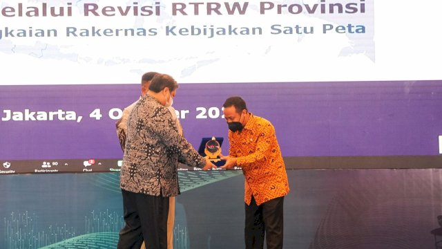 Gubernur Sulawesi Selatan, Andi Sudirman Sulaiman meraih penghargaan dari Menteri Koordinator Bidang Perekonomian RI, Airlangga Hartarto di Jakarta, pada Selasa (4/10/2022). 