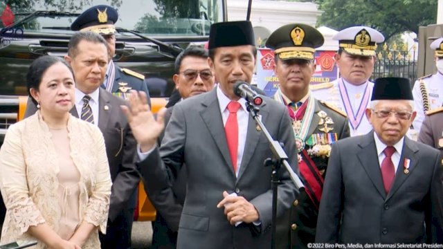 Presiden Jokowi wawancara dengan awak media di depan Istana Merdeka, Jakarta, pada Rabu (5/10/2022). (Tangkapan layar kanal YouTube Sekretariat Presiden) 