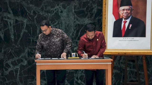 Gubernur Sulawesi Selatan, Andi Sudirman Sulaiman melakukan penandatangan MoU bersama Gubernur DKI Jakarta, Anies Rasyid Baswedan, pada Rabu (5/10/2022). 