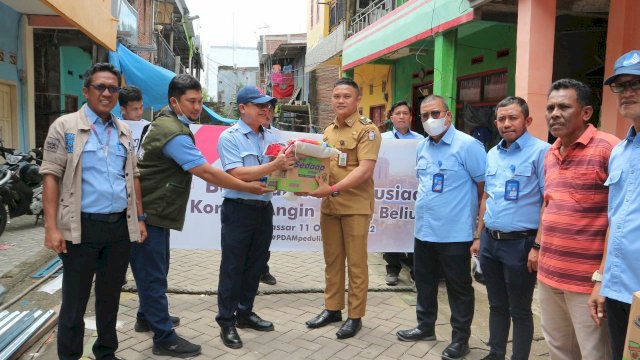 Perumda Air Minum Kota Makassar melalui program #PDAMPeduli berkunjung ke korban angin puting beliung di Kelurahan Maccini Sombala, selasa (11/10/2022).