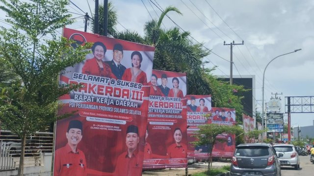 Spanduk kader PDIP yang terpasang di depan Hotel Claro, Makassar, lokasi Rakerda III PDIP Sulsel, pada Rabu (12/10/2022). 