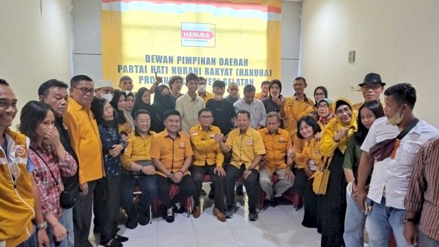 Sejumlah kader Partai Republik menyambangi Sekretariat DPD Hanura Sulsel, Jalan AP Pettarani, Makassar, pada Kamis (13/10/2022) untuk menegaskan diri bergabung ke Partai Hanura.