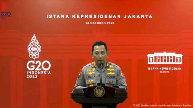 Kapolri Jenderal Listyo Sigit Prabowo menyampaikan hasil pertemuan ratusan perwira polisi dengan Presiden Jokowi di Istana Negara, pada Jumat (14/10/2022). (Tangkapan layar kanal YouTube Sekretariat Presiden) 