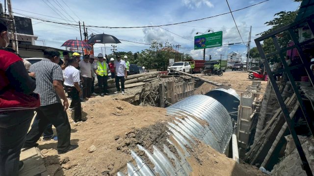 Penjabat Gubernur Gorontalo, Hamka Hendra Noer, tengah memantau pekerjaan kanal banjir Tanggidaa, pada Sabtu (15/10/2022).