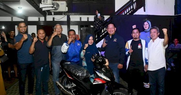 Malam Mingguan di Parepare, RMS Bagi-bagi Hadiah ke Warga