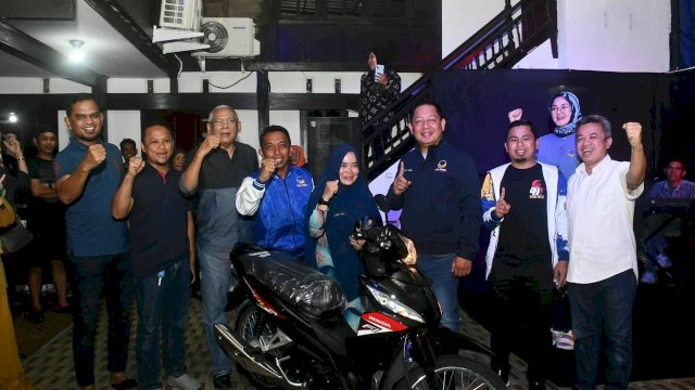 Ketua DPW NasDem Sulawesi Selatan, Rusdi Masse, memberikan kejutan kepada warga khususnya kader di Kota Parepare, Sabtu malam (15/10/2022).