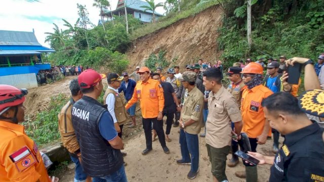 BPBD Sulawesi Selatan juga turun ikut membantu pencarian korban tertimbun longsor yang terjadi di Kabupaten Jeneponto.