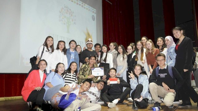 Mahasiswa Indonesia meraih juara 1 pada Intercultural Day di Sulayman Demirel University (SDU), Kazakhstan pada 12 Oktober 2022 lalu. Dalam kegiatan tersebut, para mahasiswa Indonesia memeriahkan booth Indonesia dengan sejumlah brosur mengenai Indonesia, makanan khas Indonesia berupa nasi pecel, nasi goreng dan nasi ayam geprek, dan produk Indonesia.