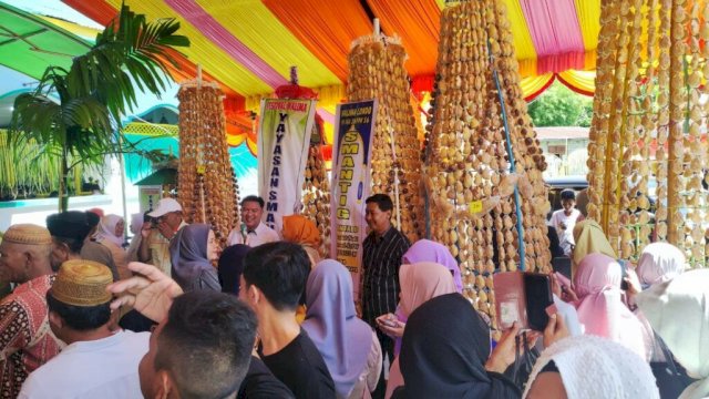 Perayaan maulid Nabi Muhammad SAW, di Masjid Al-Taqwa Desa Bongo, Kecamatan Batudaa Pantai, Kabupaten Gorontalo, pada Ahad (16/10/2022).