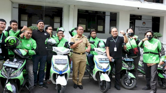 Wali Kota Makassar Moh Ramdhan Danny Pomanto foto bersama dengan driver ojek online di Balaikota Makassar. 