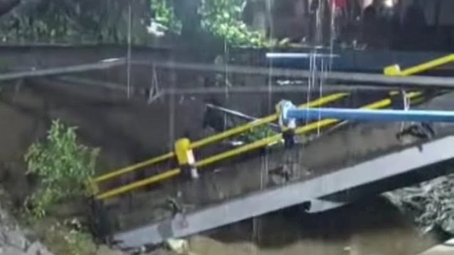 Penampakan Jembatan Rampoang di Palopo yang diterjang banjir pada Selasa malam (18/10/2022). 