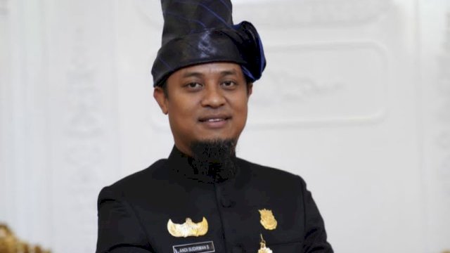 Gubernur Sulawesi Selatan Andi Sudirman Sulaiman mengenakan pakaian adat Kajang dalam Paripurna 353 Tahun Sulsel di Kantor DDPRD Sulsel, Rabu (19/10/2022).