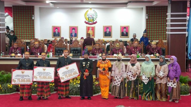 Gubernur Sulawesi Selatan, Andi Sudirman Sulaiman memberikan santunan kematian kepada warga Sulsel saat Rapat Paripurna DPRD Sulsel dengan agenda 353 Tahun Provinsi Sulawesi Selatan, Rabu (19/10/2022).