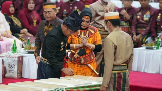 10 Unit fasilitas air siap minum (arsinum) telah diresmikan oleh Gubernur Sulawesi Selatan, Andi Sudirman Sulaiman yang ditandai oleh penandatanganan Prasasti Teknologi Pengolahan Arsinum pada Rapat Paripurna DPRD Sulsel dengan agenda 353 Tahun Provinsi Sulawesi Selatan, Rabu (19/10/2022).