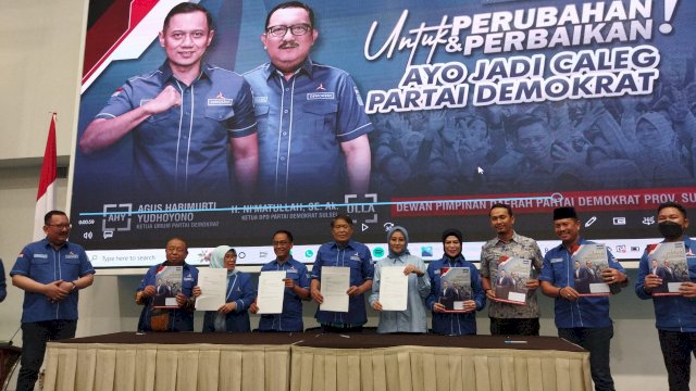 9 kader melakukan pendaftaran pertama sebagai bakal calon anggota legislatif dari Partai Demokrat, di sela-sela agenda Rakorda Demokrat Sulsel di Hotel Claro, Makassar, pada Kamis (20/10/2022). 