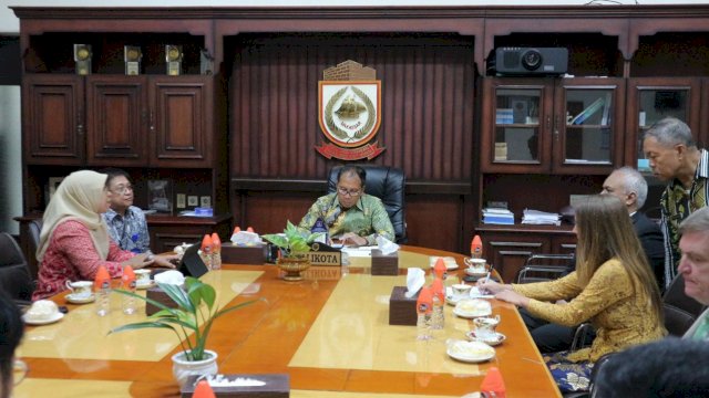 Wali Kota Makassar Moh Ramdhan Danny Pomanto saat bertemu kontraktor IPAL Losari dalam rapat di Ruang Sipakalebbi, Balaikota Makassar, Kamis (20/10/2022).