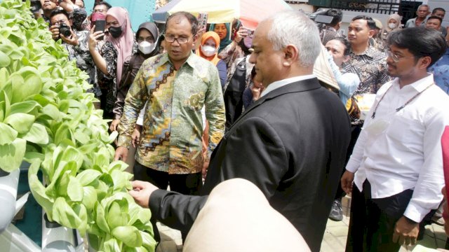 Wali Kota Makassar Moh Ramdhan Danny Pomanto mengajak tamu kehormatannya dari Belgia dan AS jalan-jalan menyusuri Lorong Wisata Taego yang berada di Jalan Sunu Kompleks Unhas, Kelurahan Lembo, Kecamatan Ujung Tanah, Kamis (20/10/2022).