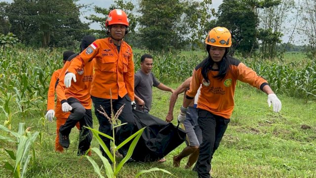 Tim SAR gabungan dibantu warga mengevaluasi Baharuddin Daeng Nappa yang ditemukan meninggal di kebunnya di Desa Balang Tanaya Kecamatan Polobangkeng Utara Kabupaten Takalar, Sulsel. 