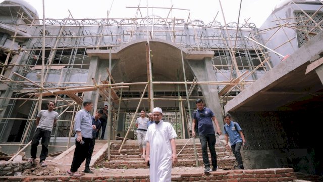 Gubernur Sulawesi Selatan, Andi Sudirman Sulaiman meninjau progres pembangunan Masjid Nurul Amir yang berada pada kawasan Kantor Gubernur Sulawesi Selatan, Jum'at (21/10/2022).