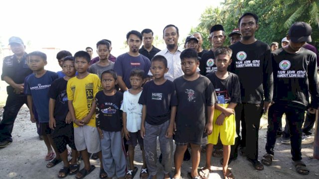 Masyarakat Desa Pulau Persatuan, Pulau Kanalo 2, Kecamatan Pulau Sembilan, Kabupaten Sinjai menyambut hangat kunjungan Gubernur Sulsel Andi Sudirman Sulaiman, pada Ahad (23/10/2022).