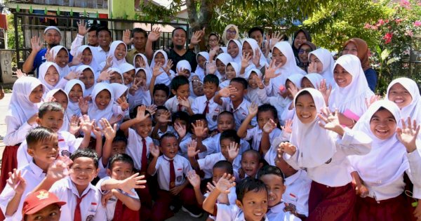 Senangnya Siswa SDN 163 Ara Bulukumba Disambangi Gubernur Andi Sudirman