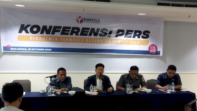 Bawaslu Sulsel menggelar sesi konferensi pers perihal perekrutan panwascam di Hotel Aryaduta, Makassar, pada Selasa (25/10/2022). 