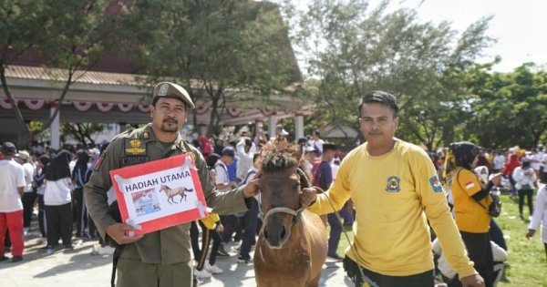 Satpol PP Mukhtar Terima Hadiah Kuda di Jalan Sehat Sulsel Anti Mager