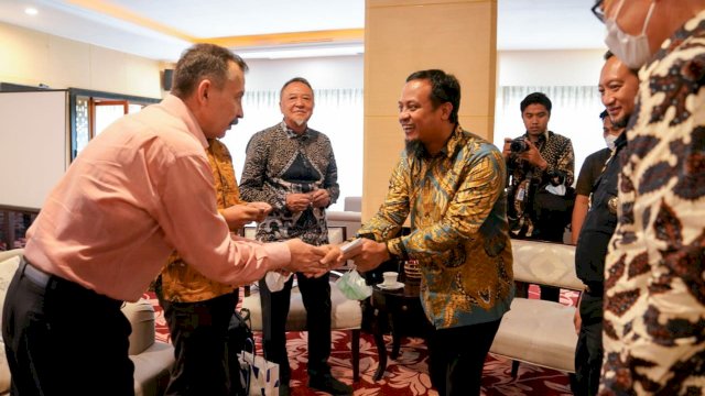 Gubernur Sulawesi Selatan Andi Sudirman Sulaiman menerima kunjungan dari President Komisaris PT Awina Sinergi Internasional, Nakamura Hirohide dan President Director Former Consul-General of Japan in Surabaya, Tani Masaki bersama timnya serta perwakilan dari Perusahaan Royal Quality Group Lic Amazon, di Kantor Gubernur Sulsel, pada Kamis (27/10/2022). 