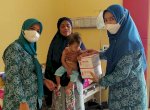 Ketua TP-PKK Lutra Beri Bantuan Makanan kepada Penderita Gizi Buruk di Sidomukti