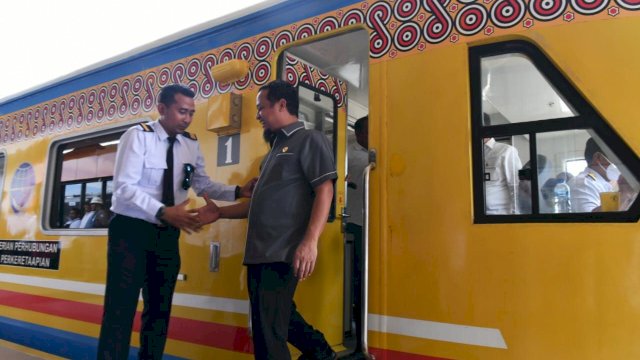 Gubernur Sulawesi Selatan Andi Sudirman Sulaiman mengikuti pengoperasian terbatas kereta api Makassar - Parepare dari Stasiun Garongkong di Kabupaten Barru menuju Stasiun Mangilu di Kabupaten Pangkep, Sabtu (29/10/2022). 