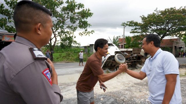 Sebuah mobil truk pengangkut material bebatuan, mengalami kecelakaan tunggal di Kabupaten Jeneponto.