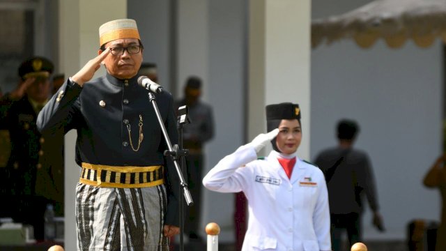 Wakil Bupati Luwu Utara, Suaib Mansur memimpin upacara bendera dalam rangka Hari Sumpah Pemuda ke-94 di di Lapangan Upacara Kantor Bupati Luwu Utara, pada Senin (31/10/2022).