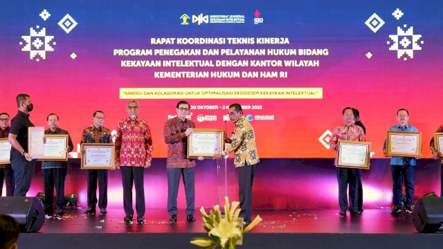 Kantor Wilayah Kementerian Hukum dan HAM Sulawesi Selatan (Kanwil Kemenkumham Sulsel) meraih 3 penghargaan dari Menteri Hukum dan HAM RI pada kegiatan Rapat Koordinasi Teknis (Rakornis) Kinerja Program Penegakan dan Pelayanan Hukum di Bidang Kekayaan Intelektual dengan Kantor Wilayah di Anvaya Beach Resort Provinsi Bali, pada Senin (31/10/2022).