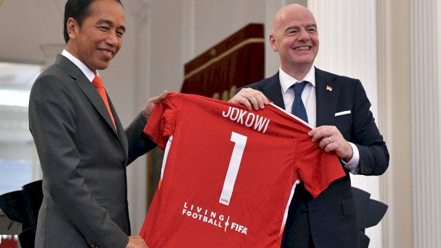 Presiden FIFA Gianni Infantino memberikan kaos bertuliskan nama “Jokowi” kepada Presiden RI, usai pernyataan pers bersama di Istana Merdeka, Jakarta, Selasa (18/10/2022). (Foto: Humas Setkab)