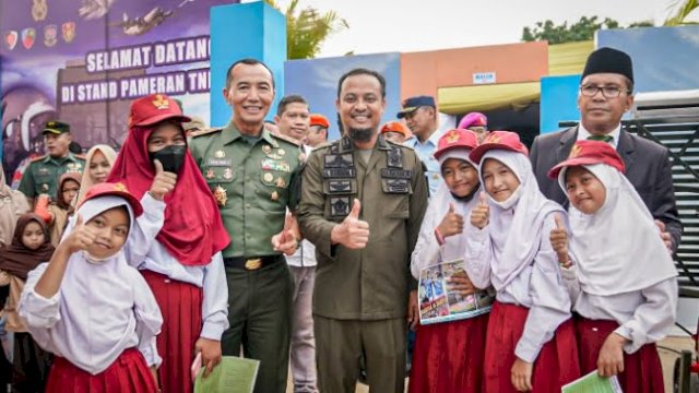 Gubernur Sulawesi Selatan, Andi Sudirman Sulaiman saat meninjau Pameran Alutsista di Anjungan Pantai Losari Makassar, Jum'at 30 September 2022.