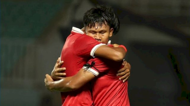 Momen seleberasi Muhammad Nabil Asyura (kanan) usai mencetak gol pertama untuk Indonesia U-17 di laga kedua grup B, kualifikasi Piala Asia U-19. (foto: ig/@afcasiancup) 