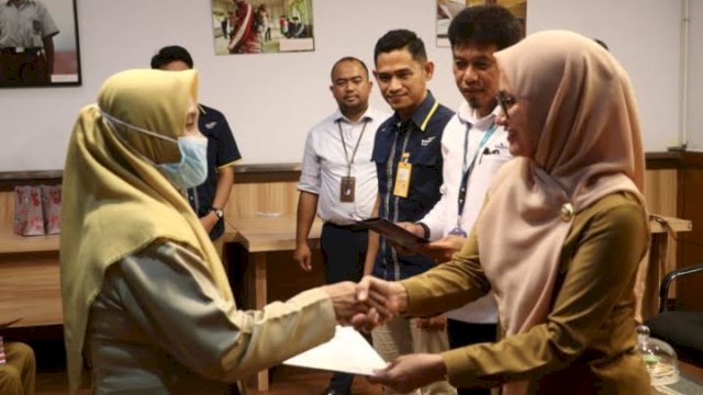 Bupati Luwu Utara Indah Putri Indriani, memberikan SK pensiun dan SK kenaikan pangkat ke Aparatur Sipil Negara (ASN) di Lingkup Pemerintah Kabupaten Luwu Utara, Senin (10/10/2022).