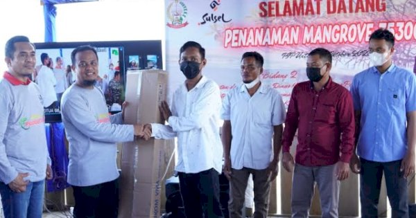 Gubernur Sulsel Beri Bantuan 10 Unit Smart Fishing ke Nelayan di Takalar 