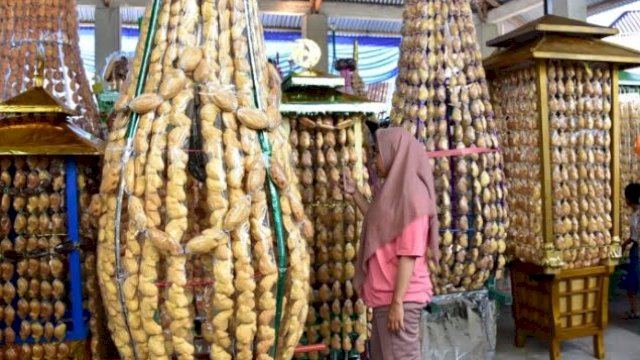 Penampakan kue kolombengi pada Festival Walilang Maulid Nabi Muhammad Saw di Masjid At-Taqwa di Desa Bongo, Kecamatan Batuda Pantai, Kabupaten Gorontalo, Sabtu (15/10/2022). (foto: Pemprov Gorontalo/Nova)