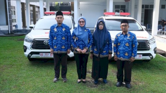 Bupati Luwu Utara, Indah Putri Indriani saat menyerahkan dua unit mobil ambulance ke Puskesmas Sabbang dan Puskesmas Sukamaju.